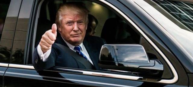 Il est pas bien là ? Il ne conduit pas, car en tant que président des USA, il n'a plus le droit !