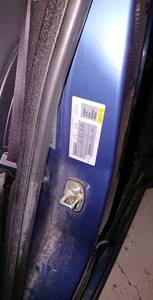 Localisation de l'indication de pression en face de la portière