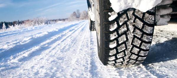 Route eneigée avec une voiture qui roule, vue de dessous